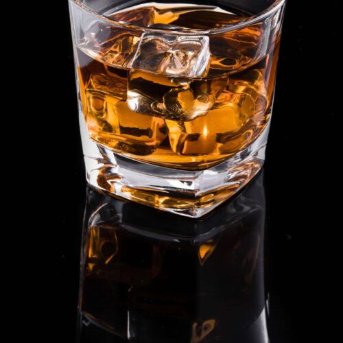 Whiskey in glas met ijs