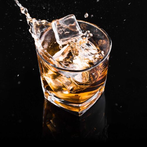 Whiskey in glas met ijsklonten