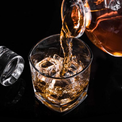 Whiskey inschenken in glas