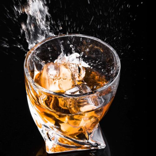 Whiskey met ijs in glas