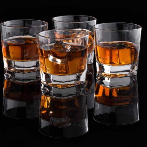 4 whiskey glazen op donkere achtergrond