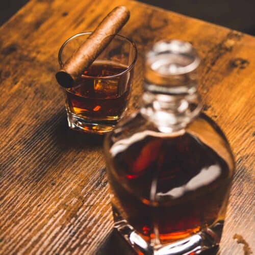 whiskey glas met sigaar